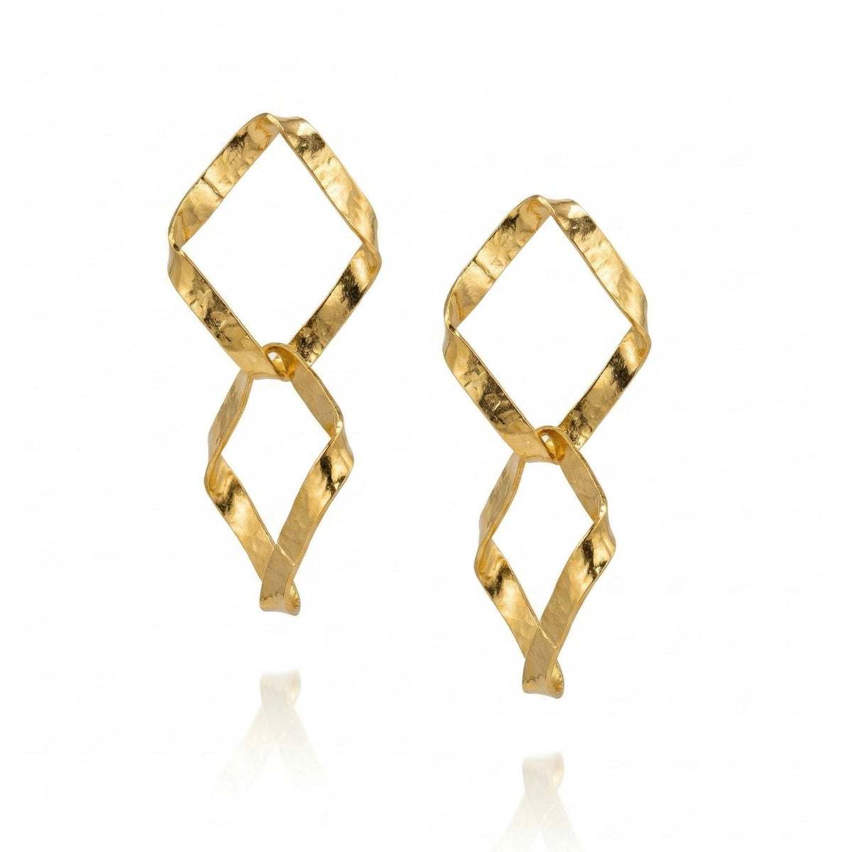Les Kira or Plated Dangle boucles d'oreilles par JAREDJAMIN Bijoux en Ligne présentent two connected diamant-shaped loops avec a hammered texture et abstract, twisted design, shown against a fond blanc.