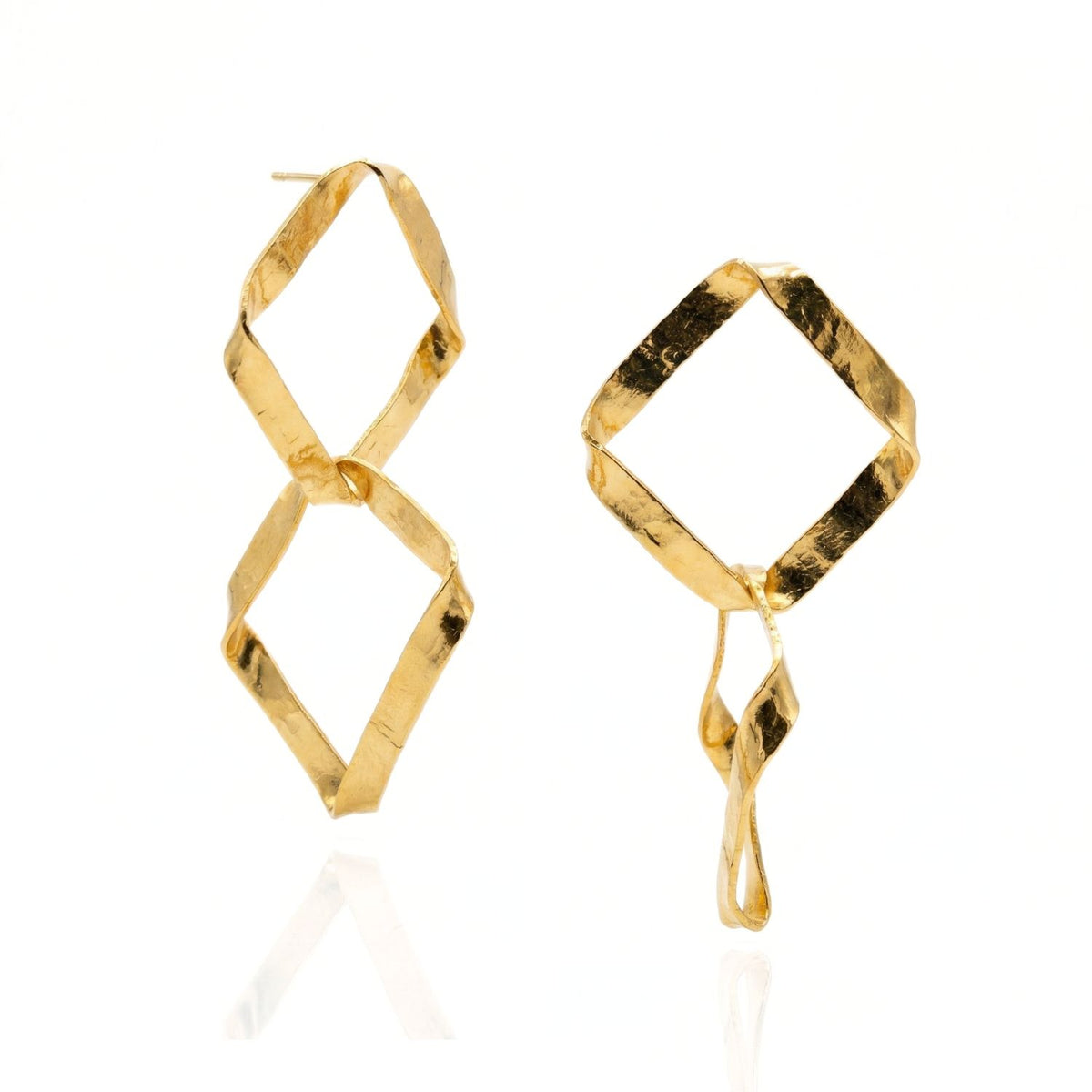 Les Kira or Plated Dangle boucles d'oreilles par JAREDJAMIN Bijoux en Ligne présentent asymmetrical, angular geometric designs: one boucle d'oreille avec two diamant-shaped loops, the other avec a single diamant et twisted, hammered-texture loop.
