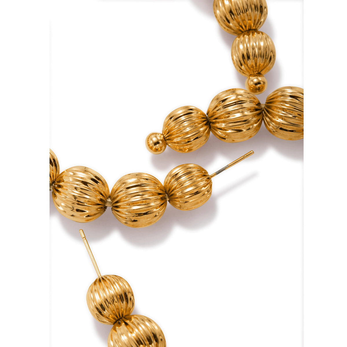 gros plan of JAREDJAMIN Bijoux en Ligne’s Large or Lantern créole Post boucles d'oreilles, 18k or plated avec ribbed, hollow lantern beads. Les boucles d'oreilles are présenté sur a fond blanc, highlighting their brillant, texturé design et visible posts.