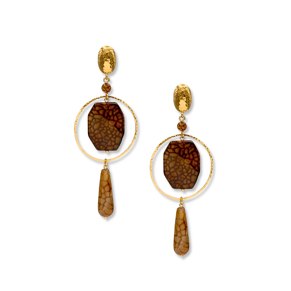 Un pair of Lindy Creek Agate pendientes de JAREDJAMIN Joyería Online, con 18K bañado en oro aros, texturizado oval pendientes de botón, y Dragon Vein Agate centers con crackle patterns y matching elongated stone drops sobre un fondo blanco.