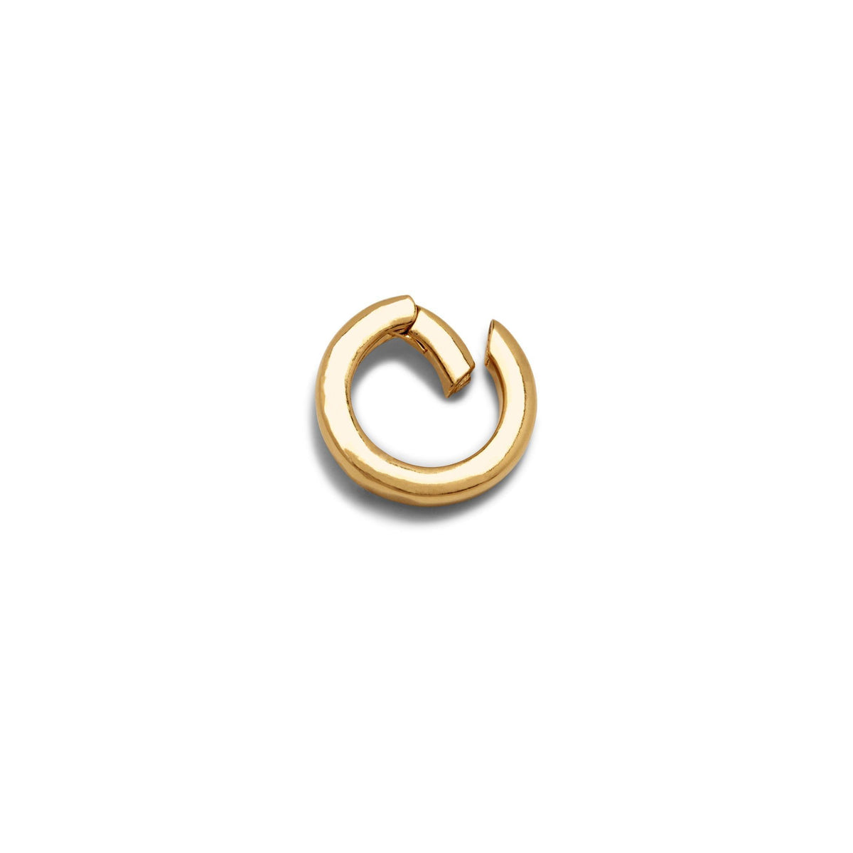 Los JAREDJAMIN Joyería Online oro Medium Circular Clicker Clasp, plated in 18K oro con a smooth, reflective surface y a slightly thick band, features an open gap para un modern, minimalist look against a fondo blanco.