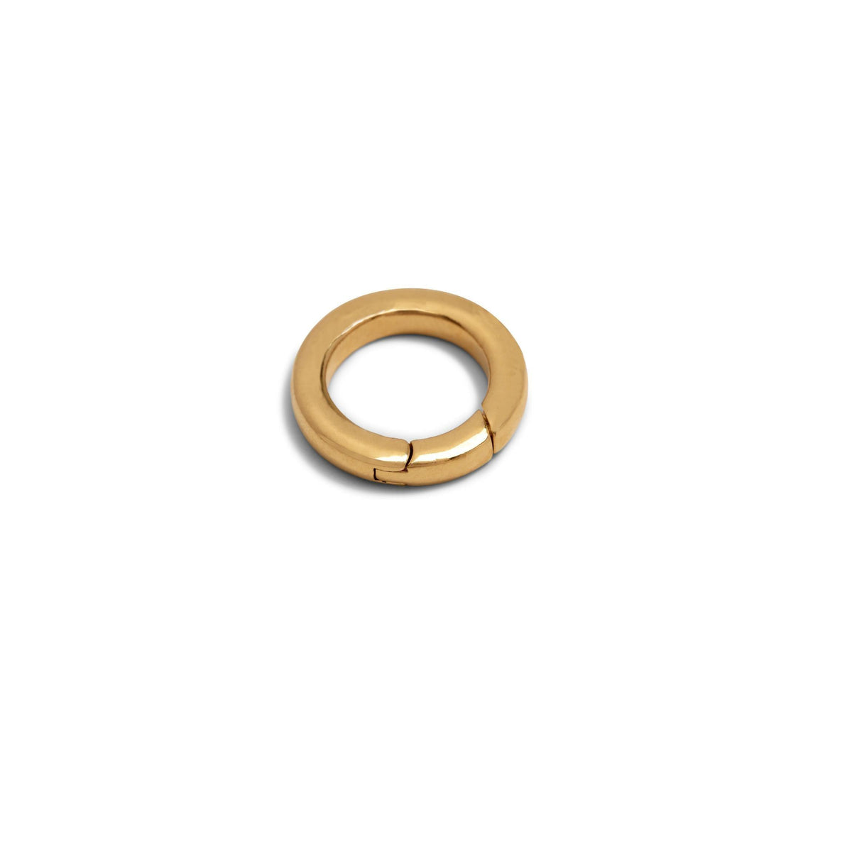 Los oro Medium Circular Clicker Clasp de JAREDJAMIN Joyería Online is a single, thick, 18K oro plated aro pendiente con a smooth, brillante finish y an almost hidden clicker clasp for easy opening y closing, mostrado sobre a fondo blanco.