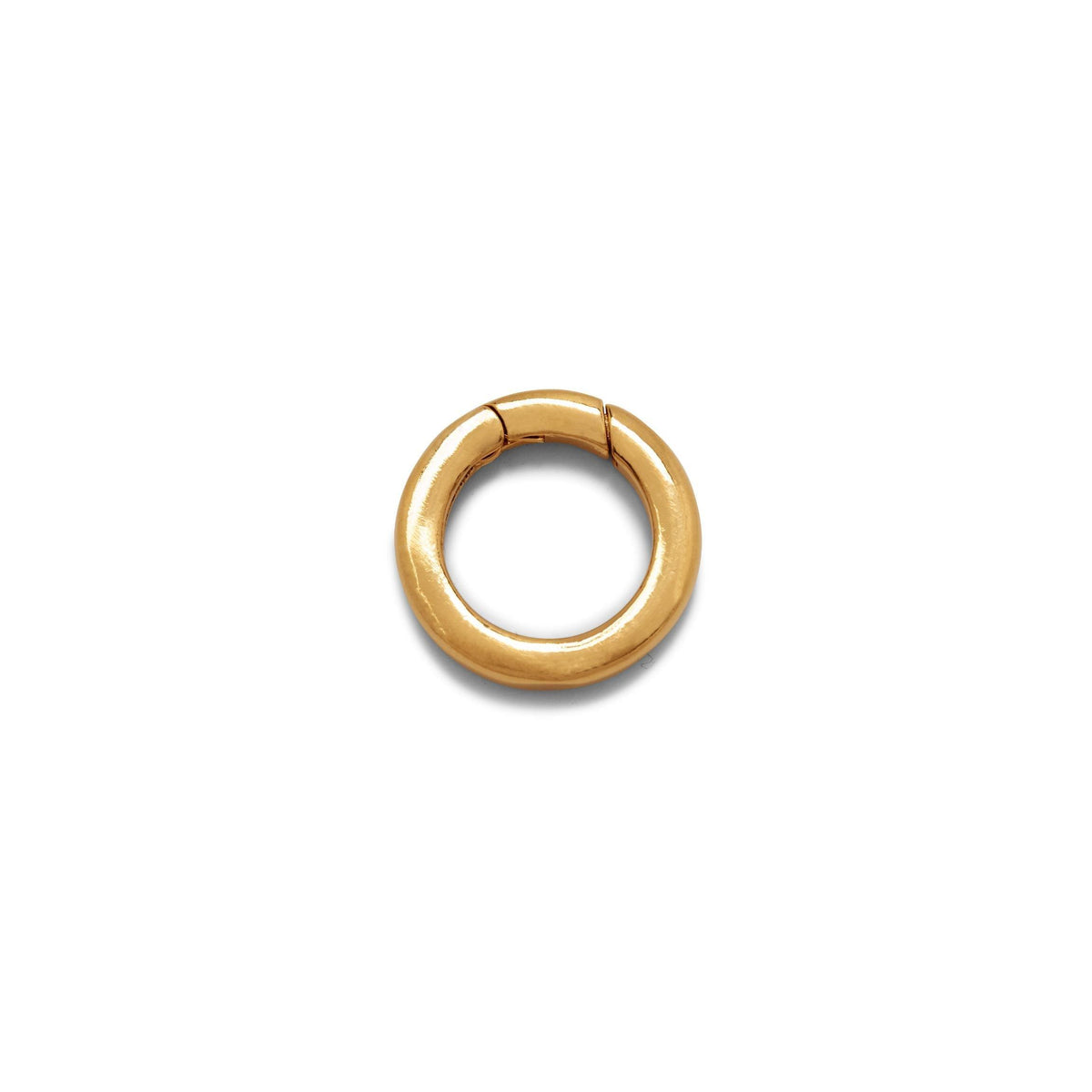 Un small, round, thick or créole boucle d'oreille avec a poli finish is montré sur a fond blanc. Its subtle hinge resembles the clasp found on JAREDJAMIN Bijoux en Ligne’s or Everly Link chaîne bracelet.