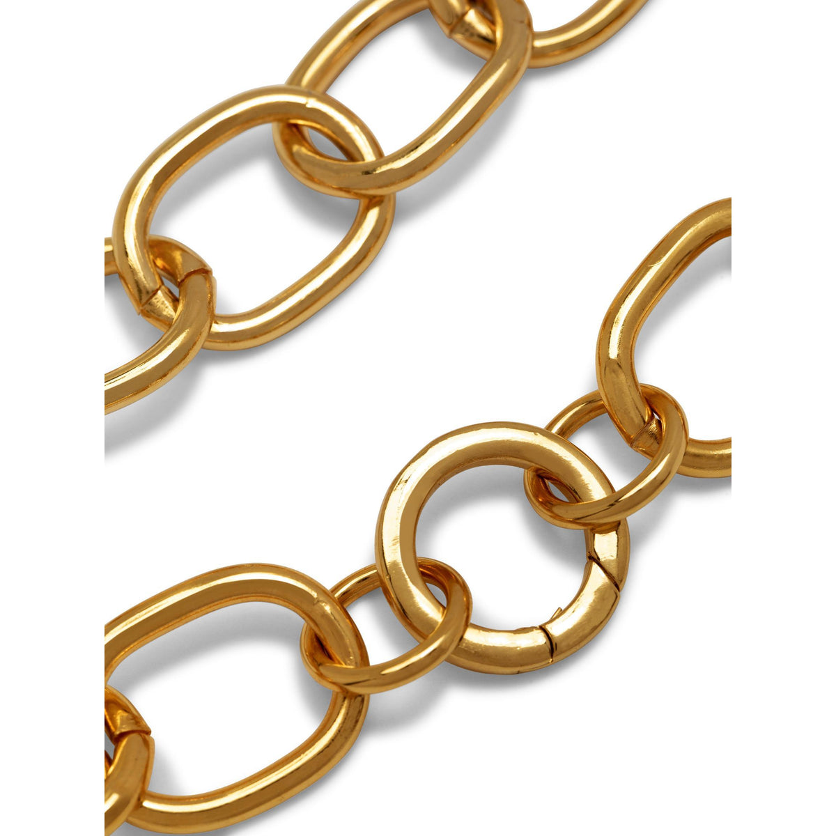 primer plano of the JAREDJAMIN Joyería Online oro Medium Circular Clicker Clasp sobre un fondo blanco, showing its brillante 18K bañado en oro finish y interlocking oval y round links, ideal for colgante cadena collares.