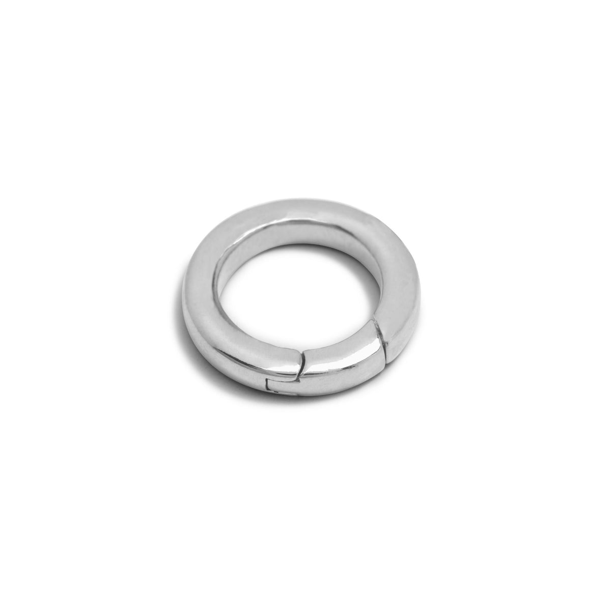 Les argent Everly Link chaîne bracelet par JAREDJAMIN Bijoux en Ligne features a smooth, circular argent bague avec a small clicker clasp for easy wear, montré sur a fond blanc as an élégant bijoux accessory.