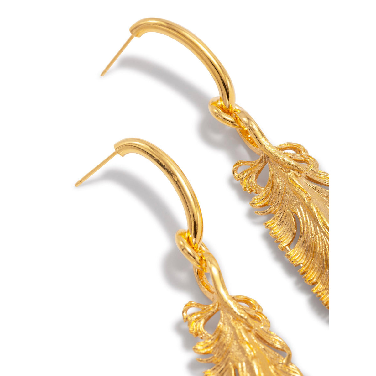 gros plan of the or Plume Dangle boucle d'oreille, showcasing the intricate feather texture, secure post-back, et clear e-coating for lasting durability.