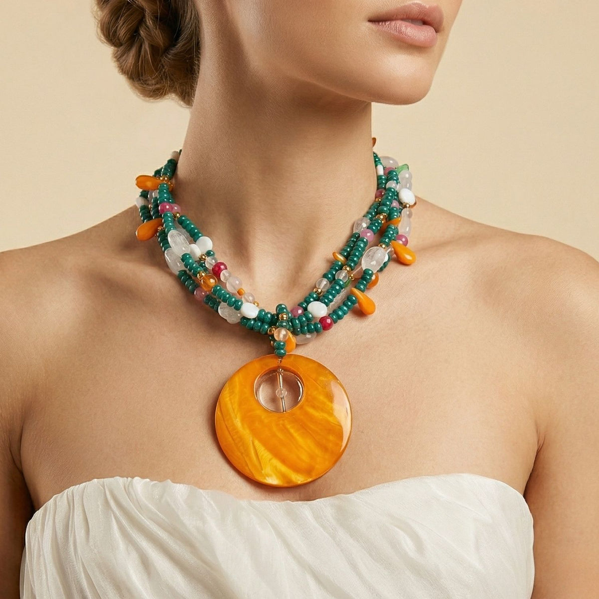 モデルが着用する 手作り Molly Layered ネックレス in ウエストハリウッド, showcasing how colorful 宝石 strandsとorange ペンダント sit against a neutral outfit.