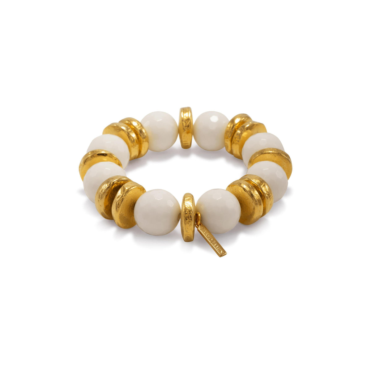 Los Olivia White Stretch pulsera de JAREDJAMIN Joyería Online features alternating large white agate beads y flat 18K bañado en oro discs con a rectangular oro tag, creating a stylish y elegante accessory.