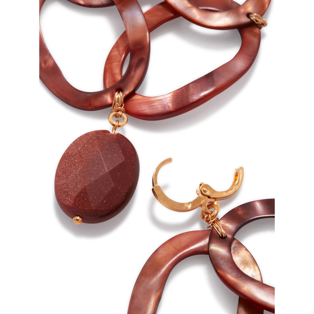 クローズアップ of Oriental Legend Lever Back イヤリング JAREDJAMIN製 ジュエリーオンライン, 特徴とする large wavy maroon loops linked togetherとa faceted オーバル ゴールド Sandstone 宝石,とゴールド-tone lever backとmetallic hardware against a 白い背景.