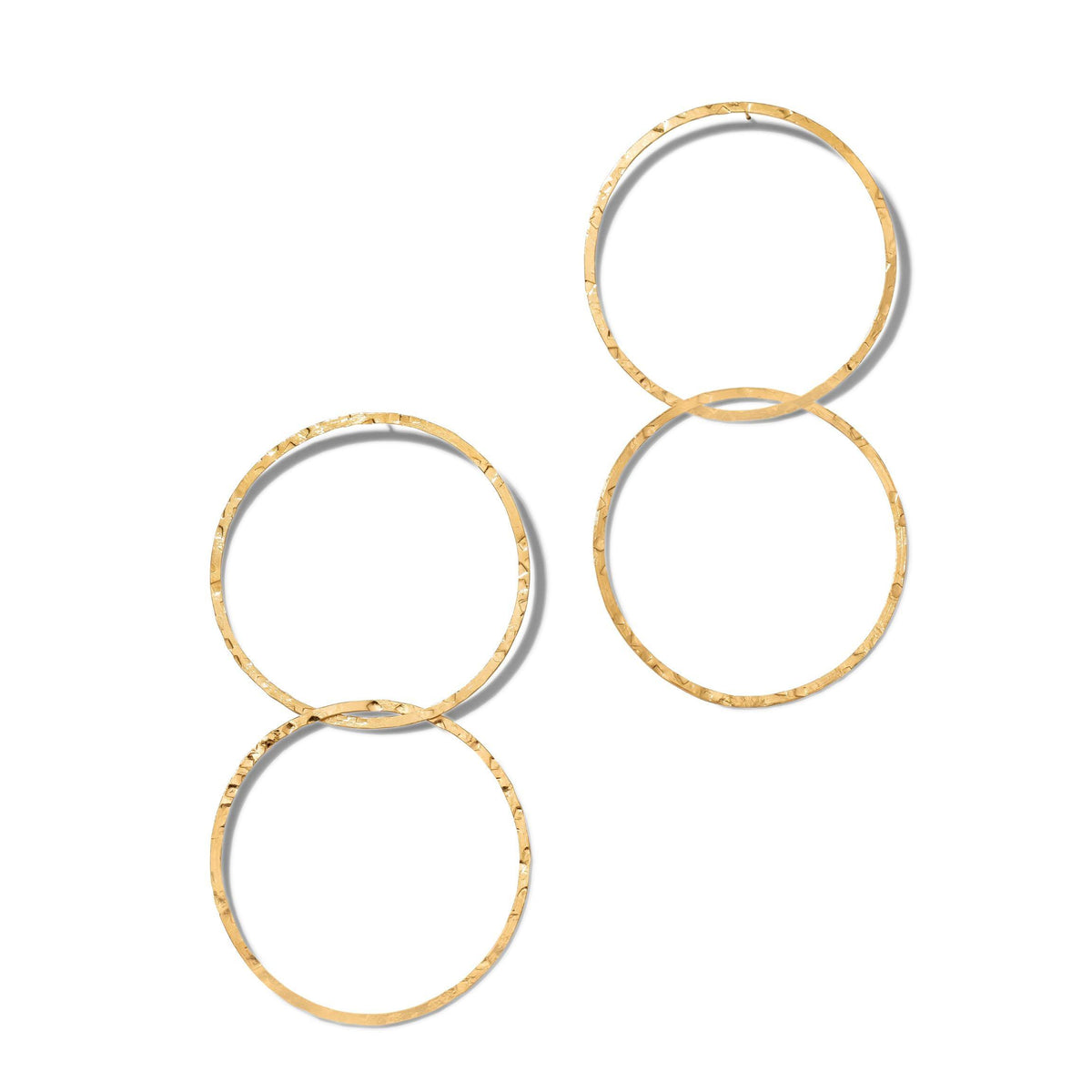 Two pairs of or Raquel Dangle créole Post boucles d'oreilles par JAREDJAMIN Bijoux en Ligne are présenté sur a fond blanc, each avec two linked créoles dans un figure-eight et a hammered, reflective 18K or plate finish.