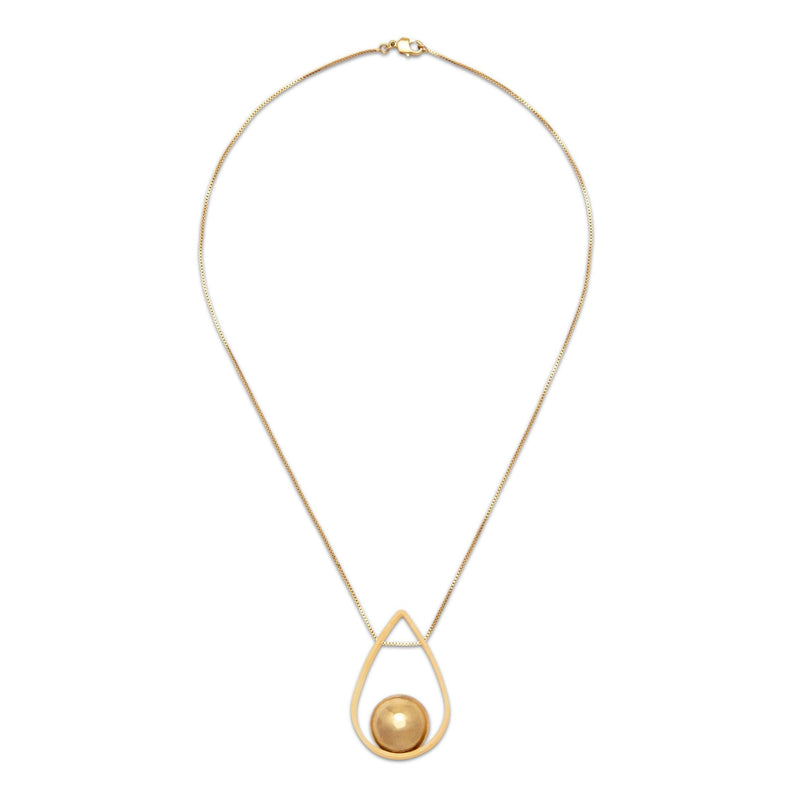 Los Orbita Swing oro colgante collar de JAREDJAMIN Joyería Online features a fine snake link cadena y a teardrop-shaped 18K oro plated colgante con a smooth, round bead, mostrado sobre a plain fondo blanco.