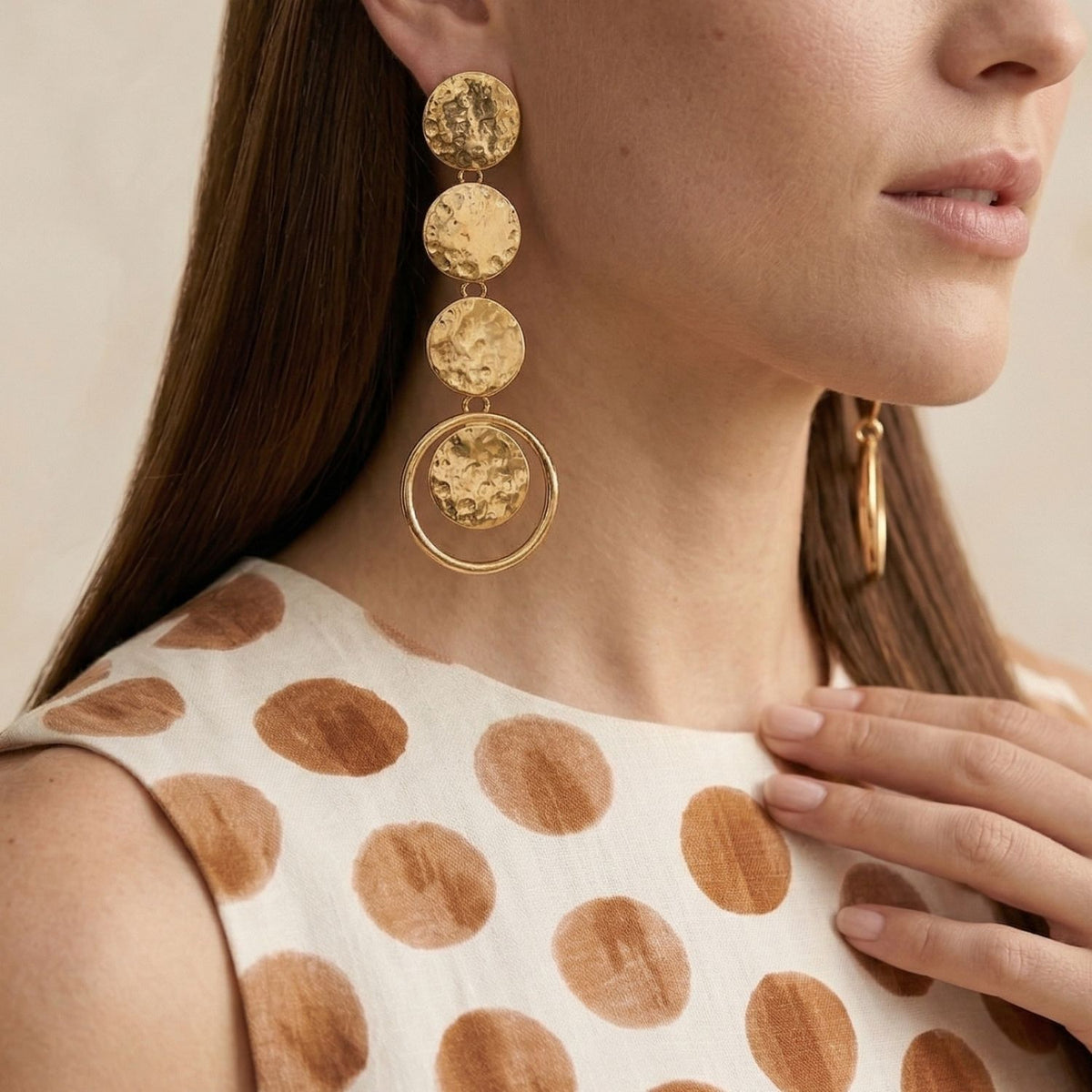 JAREDJAMIN Peacock Talent クリップオン イヤリング: A dramatic 5.5-inch (14 cm) three-link cascade of hand-hammered 18Kゴールドプレート discs worn by a model.