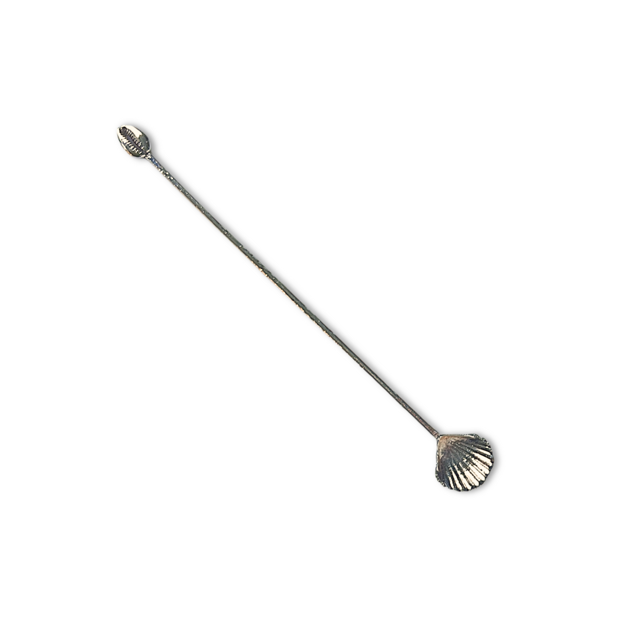 Les argent Prickly Cockle  Cowrie Cocktail Stirrer par JAREDJAMIN Barware et More features a long argent-plated handle avec decorative shell-shaped scoops on each end—one large, one small—making it an élégant addition to any bar. montré sur a fond blanc.