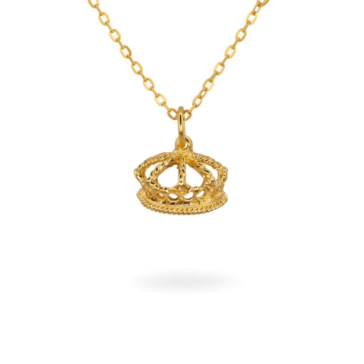 Set against a white canvas, the Regina Crown Charm—hand-assembled in our West Hollywood studio—punctuates a fine gold chain. Small-batch, eco-conscious and richly detailed with rope edges. Style Note: pivots effortlessly from sharp shirting to midnight velvet.