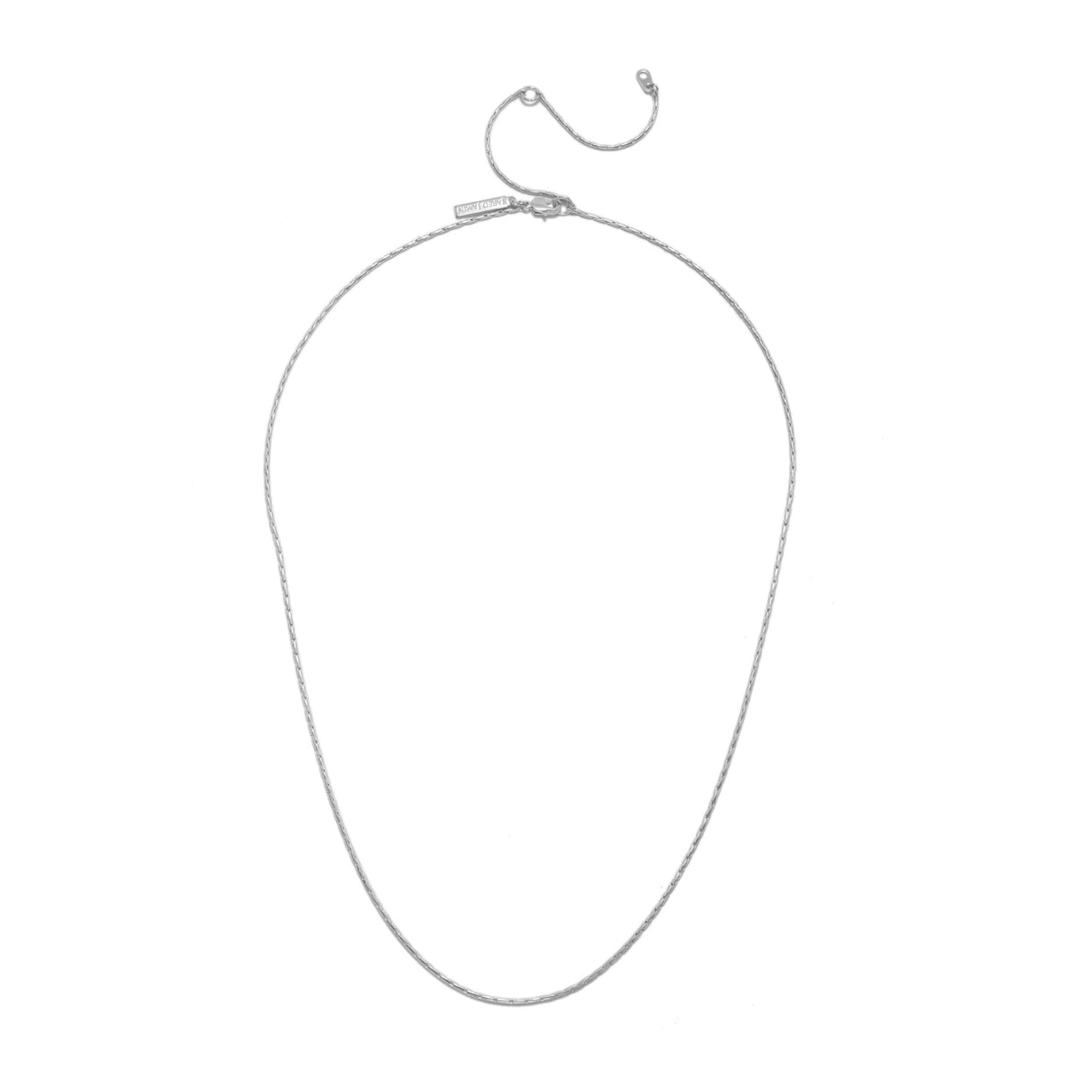 Los Ricky Adjustable cadena collar de JAREDJAMIN Joyería Online is a thin, plata snake cadena con a minimal clasp y delicado oval-shaped colgante dijes at each end, offering an elegante look against a plain fondo blanco.