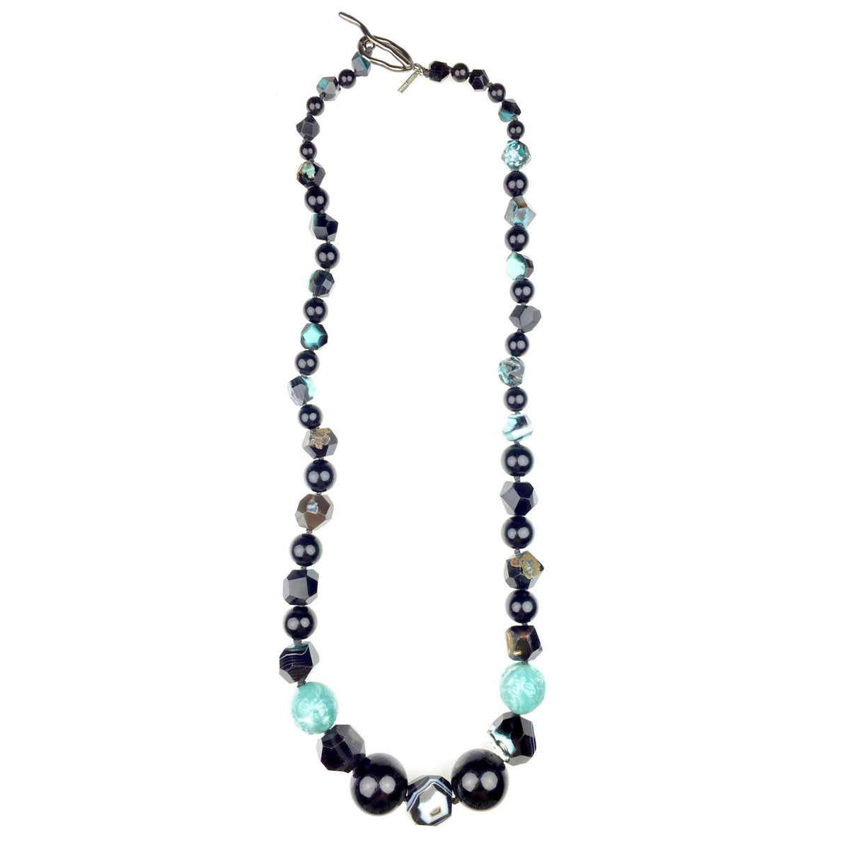 Los Rock Of Gibraltar collar de JAREDJAMIN Joyería Online features vintage resin beads y dyed faceted agate in black, turquoise, y metallic tones, arranged symmetrically con a plata toggle clasp, displayed oval-shaped sobre un fondo blanco.