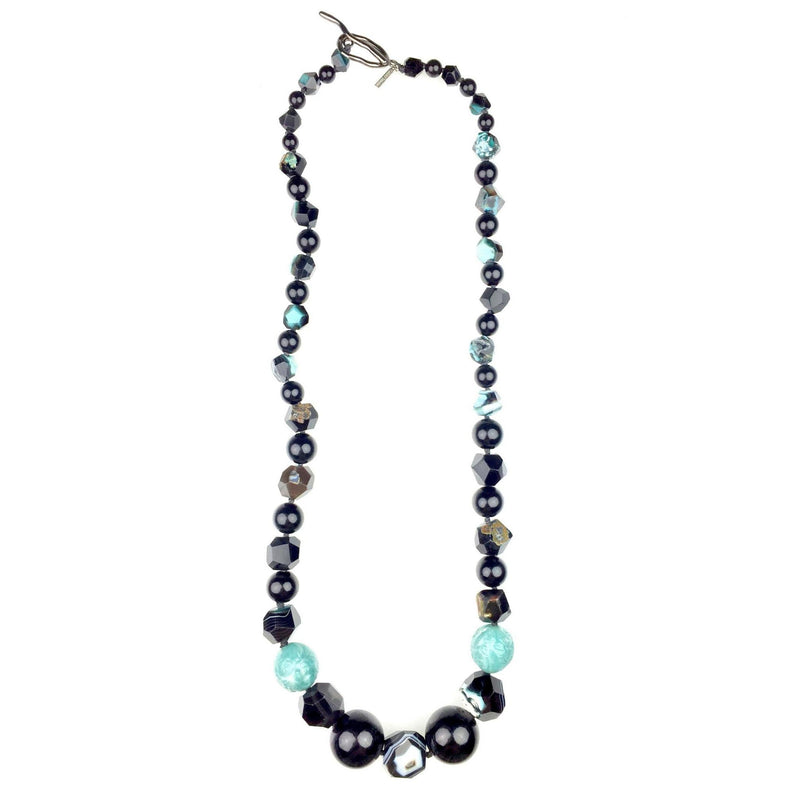 Los Rock Of Gibraltar collar de JAREDJAMIN Joyería Online features vintage resin beads y dyed faceted agate in black, turquoise, y metallic tones, arranged symmetrically con a plata toggle clasp, displayed oval-shaped sobre un fondo blanco.
