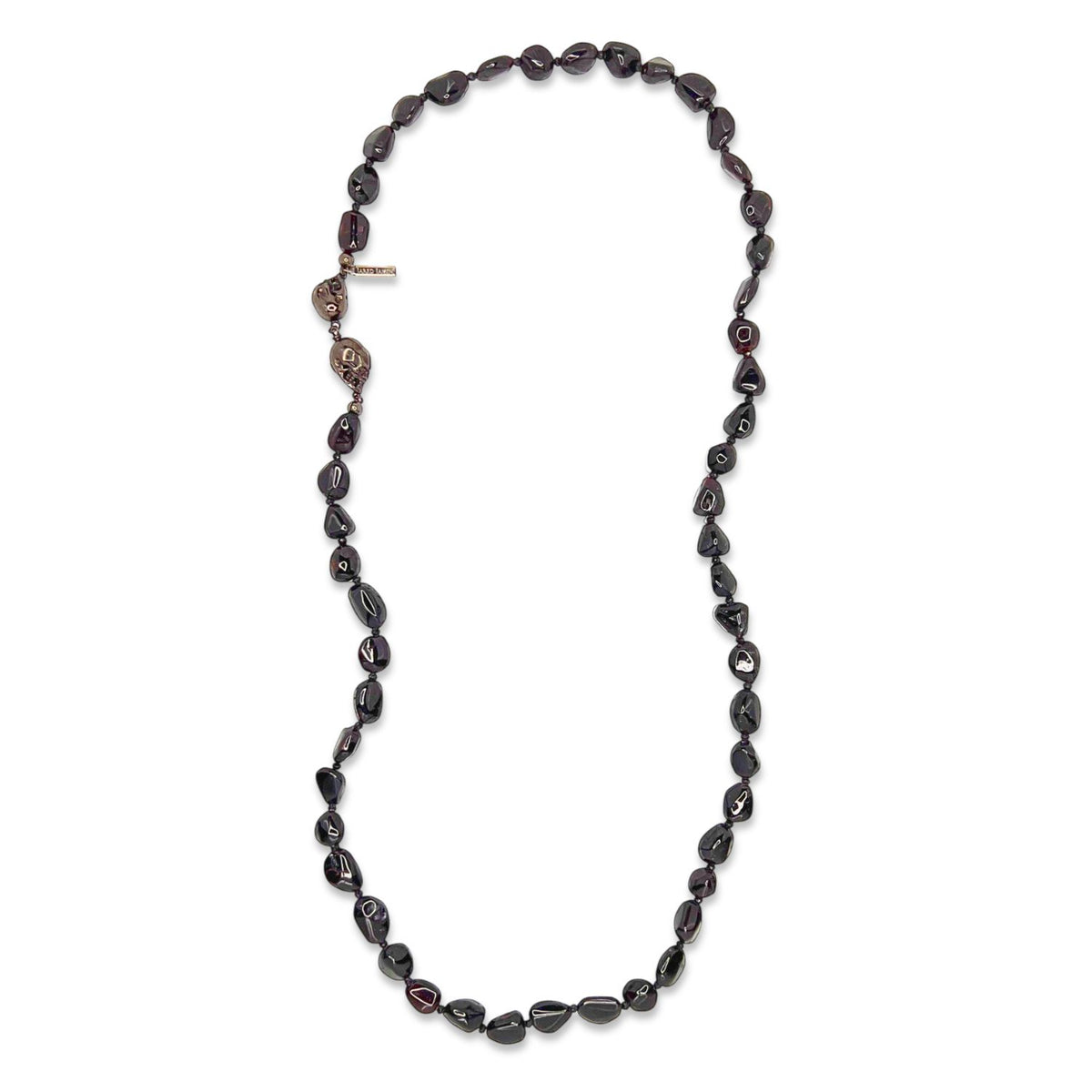 Rocks of Sangria Skull-Clasp ネックレス JAREDJAMIN製 ジュエリーオンライン 特徴とする glossy, irregular garnet beadsとa striking double-skull clasp on left, creating an organic look against a plain 白い背景.