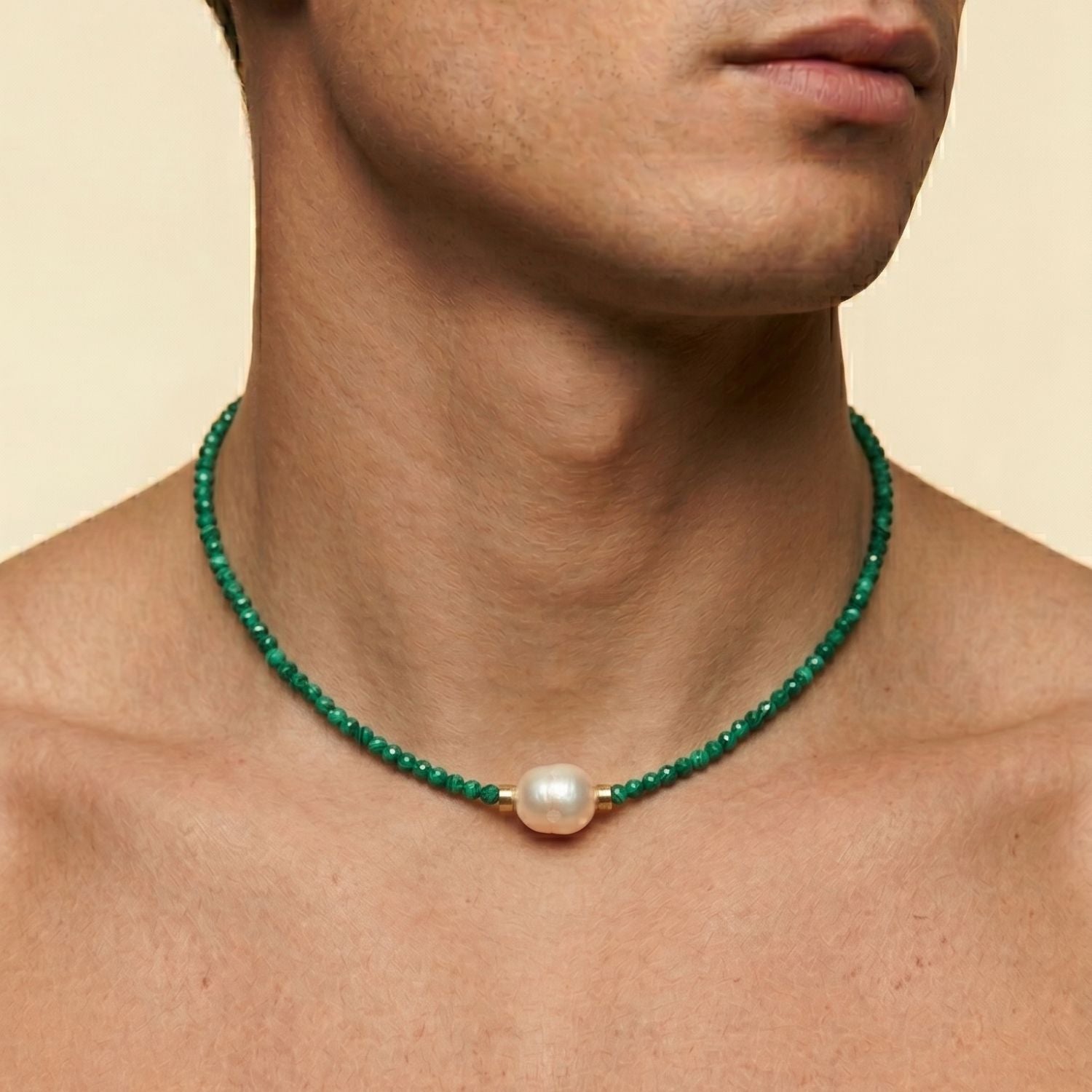 Los Rowan collar Malachite de JAREDJAMIN Joyería Online features delicado malachite beads, a large freshwater perla centerpiece, oro accents, an adjustable oro cadena, y a small rectangular oro tag near the clasp.