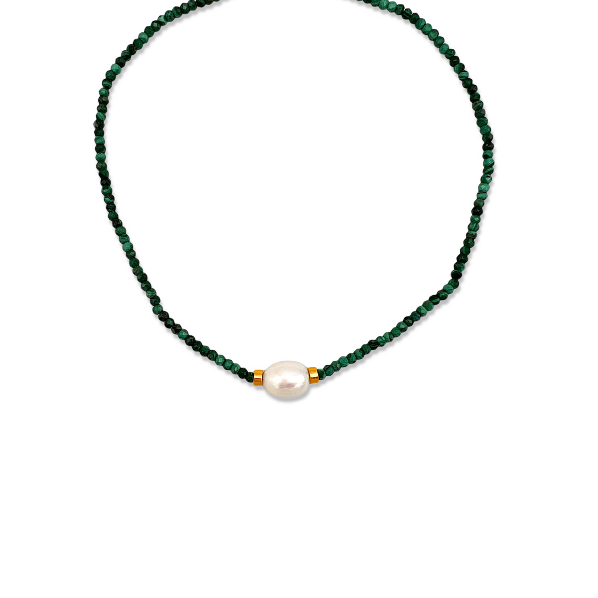 Les Rowan collier Malachite par JAREDJAMIN Bijoux en Ligne features small round malachite beads, a central large oval freshwater perle, et two or spacer beads per side, shown against a plain fond blanc.