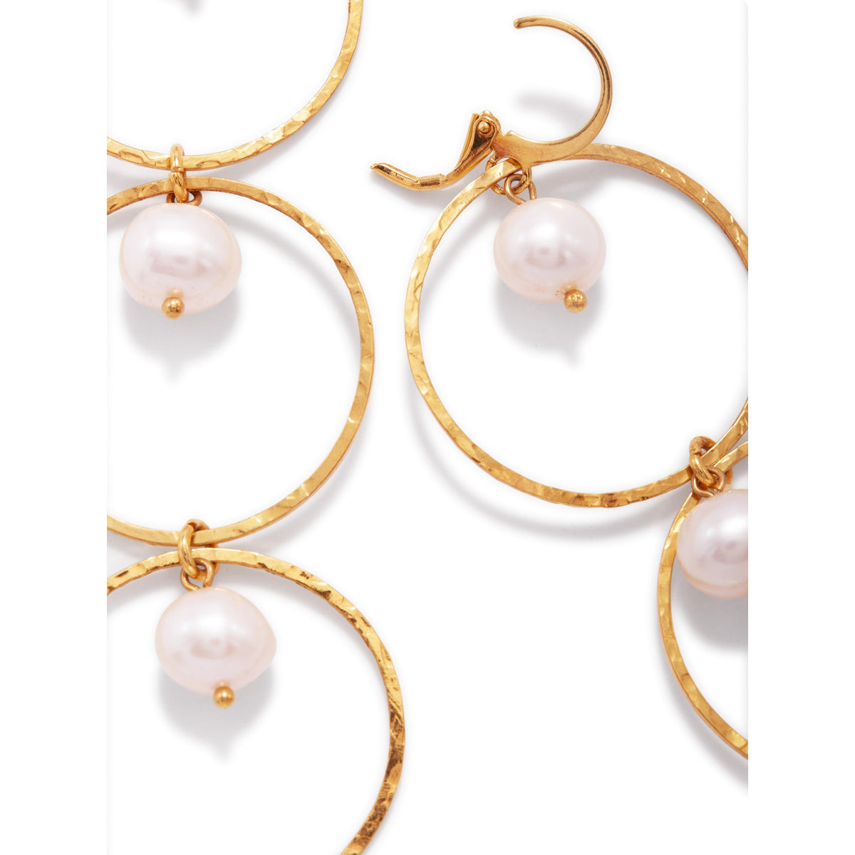 Los oro Seabreeze Lindy Dangle pendientes de JAREDJAMIN Joyería Online presentan 18K oro plating, a hammered texture, y a single round white perla at the center con secure leverback closures for an elegante, timeless look.