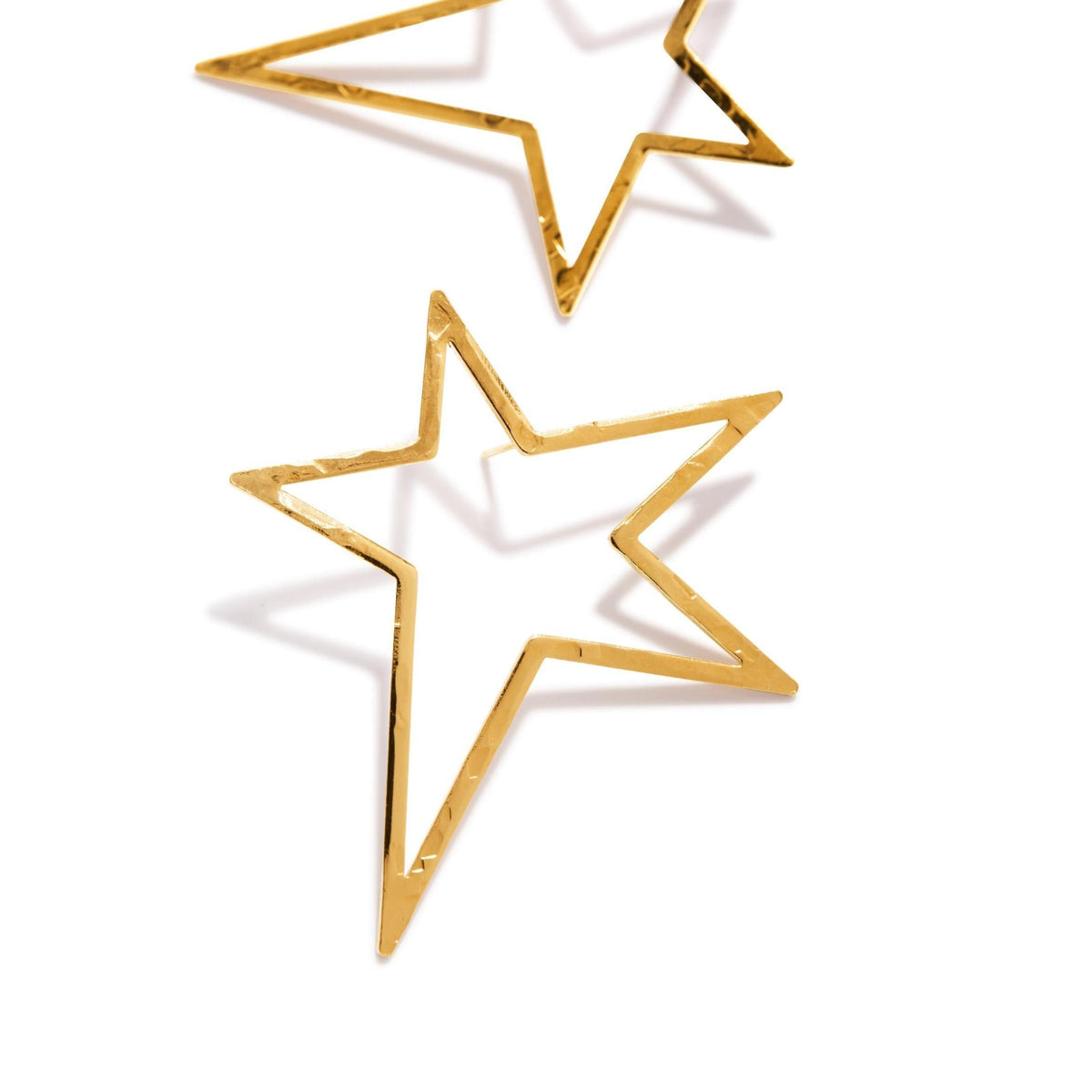 Two or, hammered metal or Shooting Star Dust Post boucles d'oreilles par JAREDJAMIN Bijoux en Ligne rest sur un fond blanc—one fully visible et the other partially shown above, both avec open centers et subtle shadows.