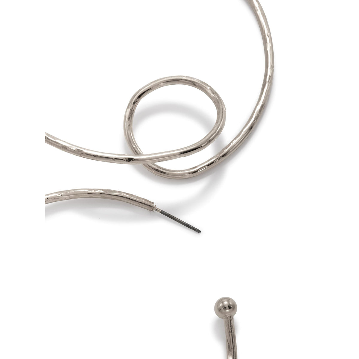 Un gros plan of the argent Loop-De-Loop créole Post boucles d'oreilles par JAREDJAMIN Bijoux en Ligne, avec argent-plated hammered-texture créoles avec circular loops, a straight post, et a round ball accent against a fond blanc.