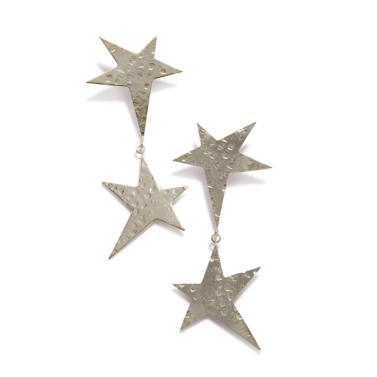 Los JAREDJAMIN Joyería Online plata Shooting Star Dangle Clip On pendientes presentan two hammered plata stars con five uneven points, linked by a small anillo. Their texturizado, reflective surfaces stand out against a plain fondo blanco.