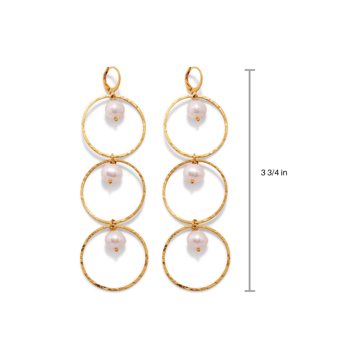 Los oro Seabreeze Lindy Dangle pendientes de JAREDJAMIN Joyería Online presentan three texturizado 18K bañado en oro aros, each con a luminous white perla, colgante 3¾ inches long con secure leverback fastenings.