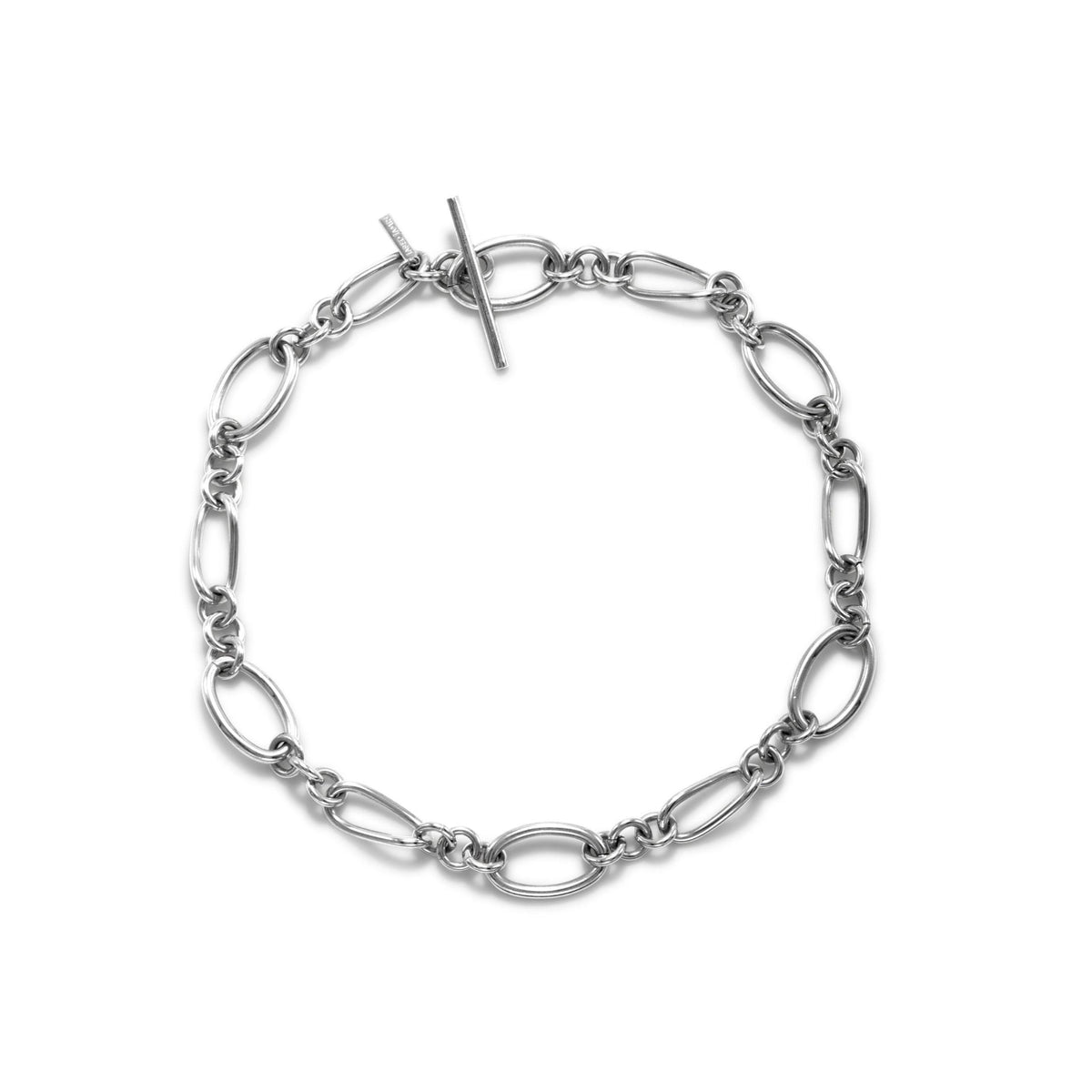 Los plata Ophelia Choker cadena collar de JAREDJAMIN Joyería Online features a pulido plata-plated cadena con alternating large oval y small round links, finished con a toggle clasp, elegantly showcased sobre un plain fondo blanco.