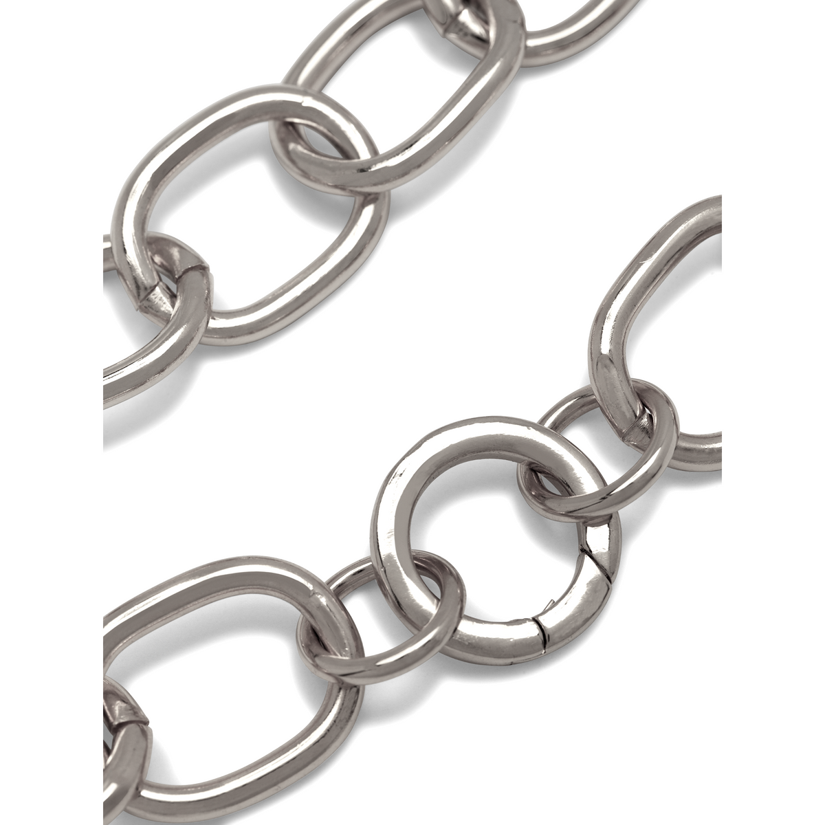 gros plan of the argent Billie chaîne collier par JAREDJAMIN Bijoux en Ligne, avec large oval et round interlocking links avec a brillant argent plate finish. One circular link in the lower right displays a visible crack against a plain fond blanc.