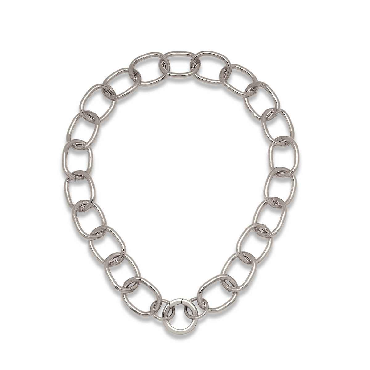 Les argent Billie chaîne collier par JAREDJAMIN Bijoux en Ligne features large, oval argent links in an oval loop, modern design, detachable Clicker clasp, et a larger circular link at the bottom, montré sur a plain fond blanc.