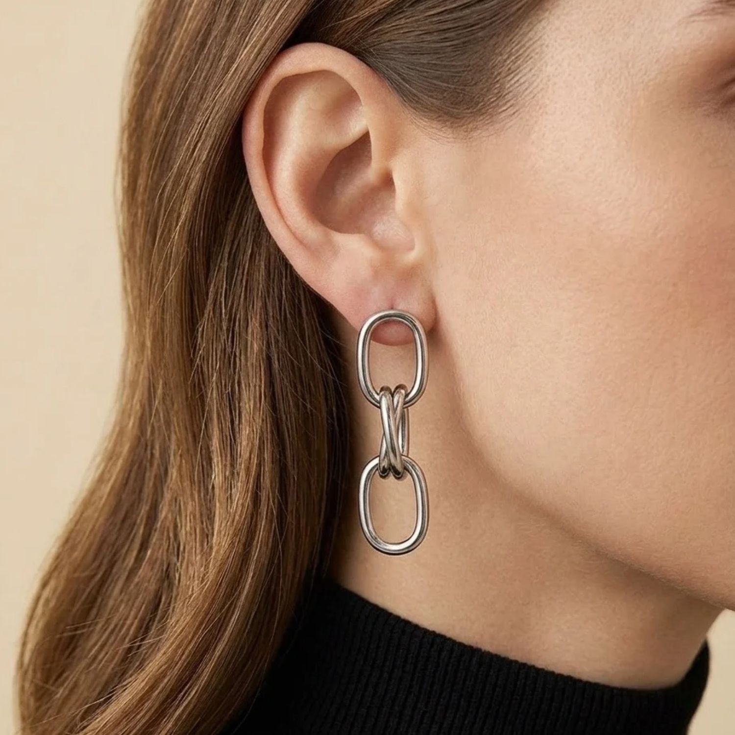 Los plata Billie colgante Post pendientes de JAREDJAMIN Joyería Online presentan three pulido, interlocking oval loops en un vertical design, offering timeless chic y a soft glow from the Billie Collection.