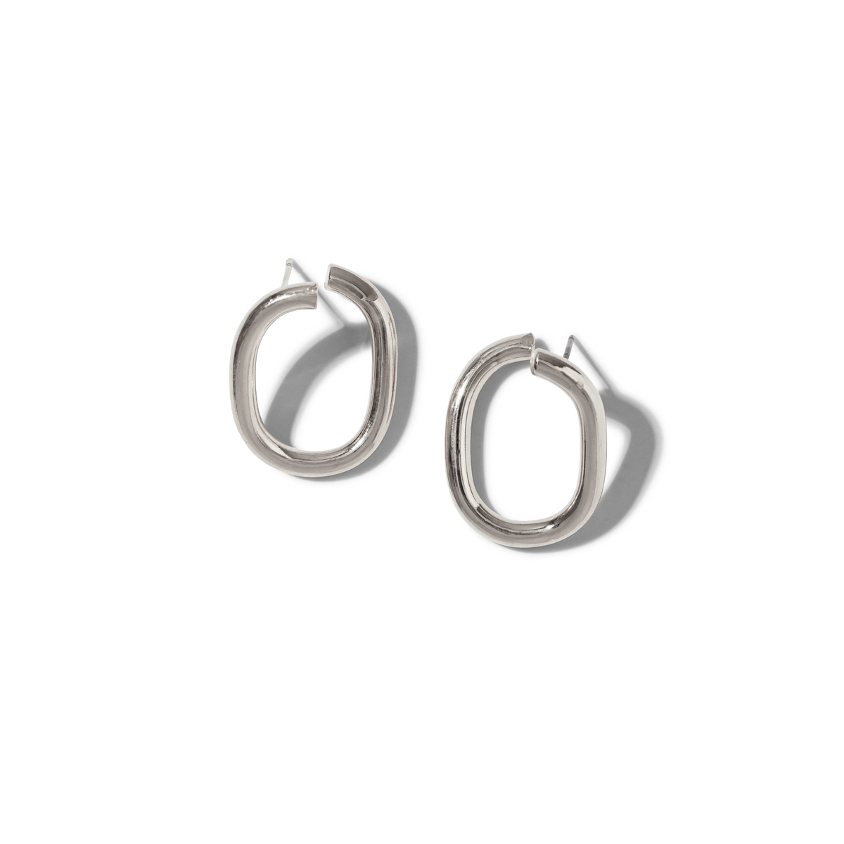 Add an edgy touch to your look con the plata Billie pendiente de botón Post pendientes de JAREDJAMIN Joyería Online, con a lightweight aro design y sleek plata-plated cadena detail.