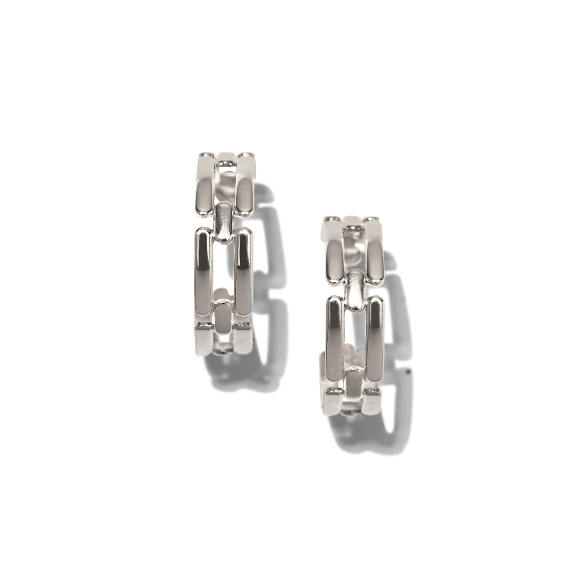 Les argent Bravura chaîne créole Post boucles d'oreilles par JAREDJAMIN Bijoux en Ligne présentent a chunky, interlocking link design et argent plating, presented sur un fond blanc avec soft gray shadows that highlight their platinum-inspired geometric structure.