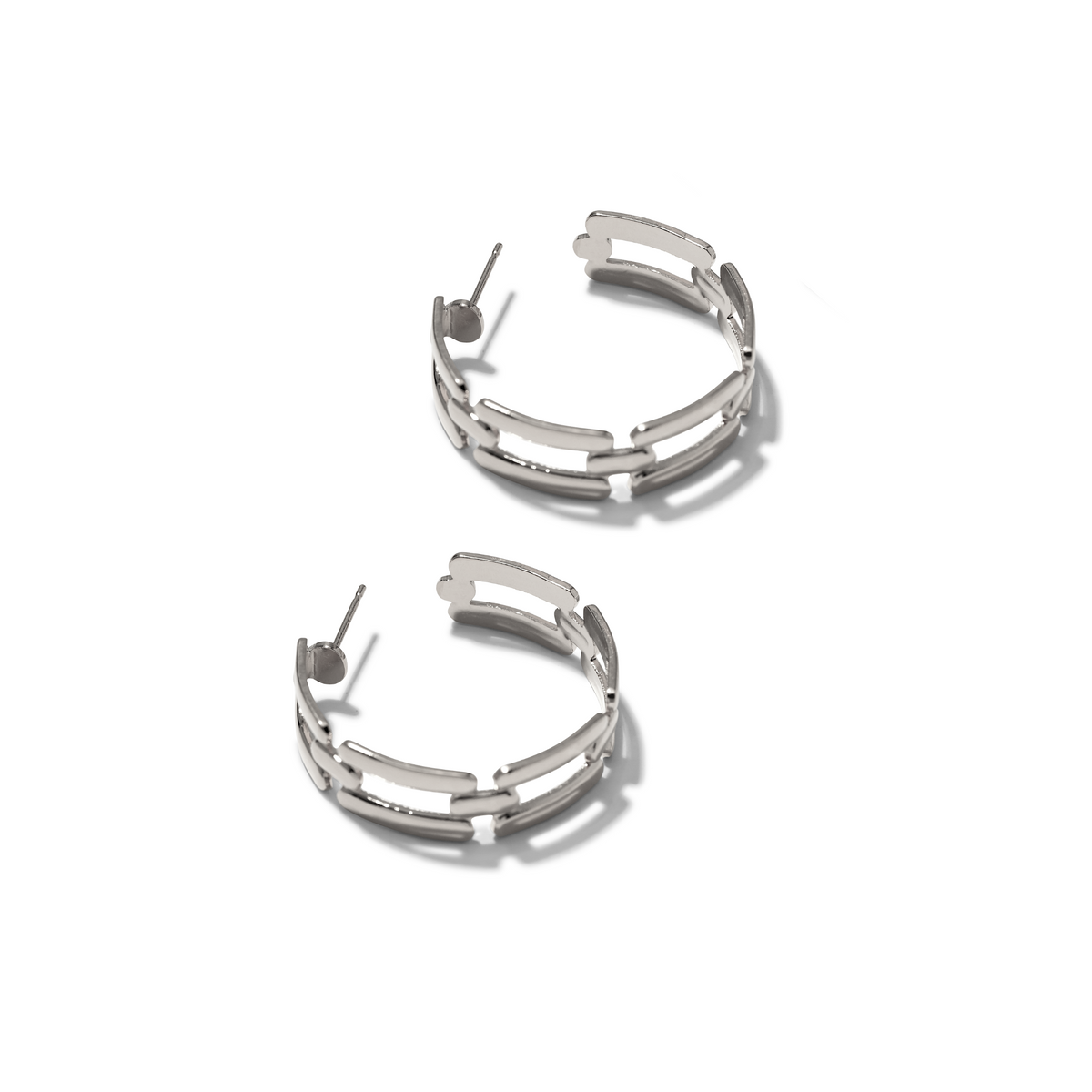 Un pair of argent Bravura chaîne créole Post boucles d'oreilles de JAREDJAMIN Bijoux en Ligne, avec an open geometric link design avec post backings, présenté sur a fond blanc to show their platinum look et modern minimalist style.