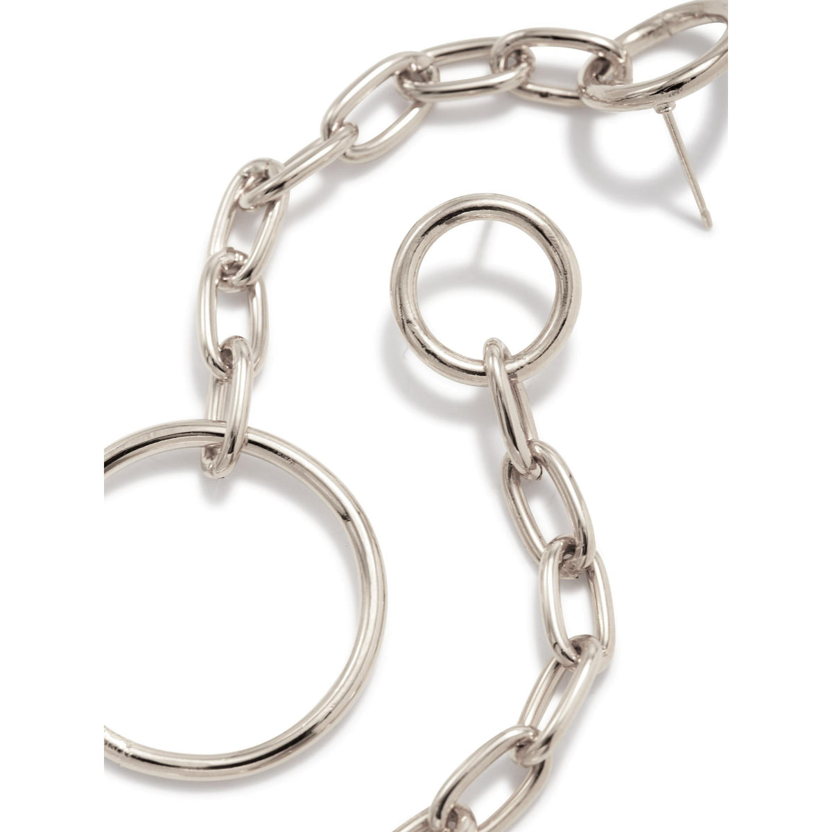 Un gros plan of JAREDJAMIN Bijoux en Ligne’s argent chaîne Reaction pendante Post boucles d'oreilles in argent plated brass, showcasing large et small circular links avec a matching post, gleaming stylishly against a fond blanc.