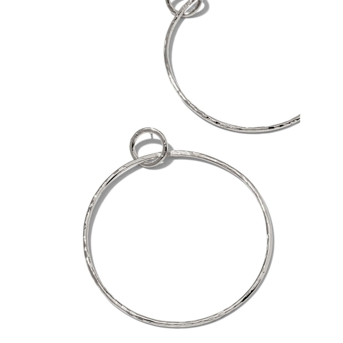 Les argent Ellen texturé créole Post boucles d'oreilles par JAREDJAMIN Bijoux en Ligne are pictured sur un fond blanc, avec large thin argent créoles avec smaller top bagues, emphasizing their circular design et modern appeal.