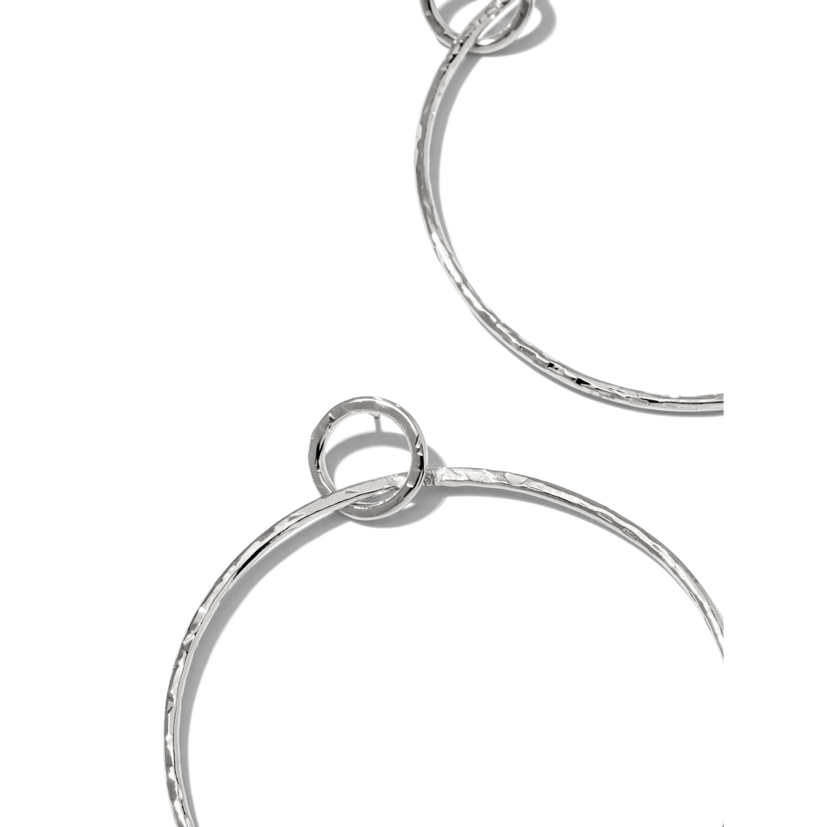gros plan of the Ellen Large texturé créole Post boucles d'oreilles par JAREDJAMIN Bijoux en Ligne, avec oversized, lightweight argent créoles avec a hammered finish et small loop detail, shown against a plain fond blanc.