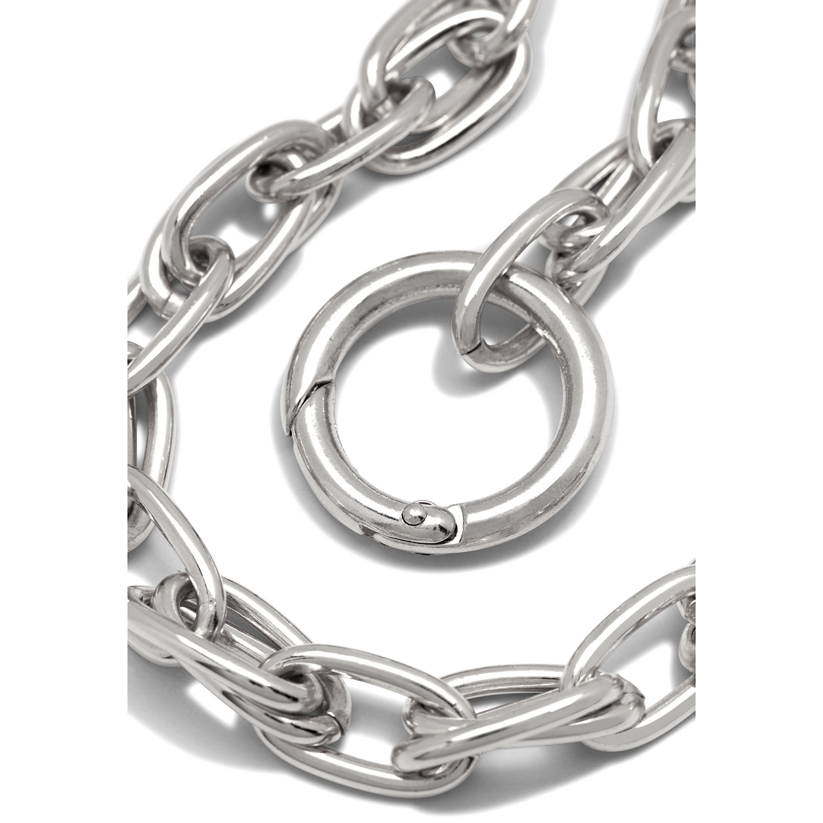 primer plano of the plata Everly Every-Other collar de JAREDJAMIN Joyería Online, con chunky, elongated pulido plata oval links y a large round detachable clasp, exhibido sobre a plain fondo blanco.
