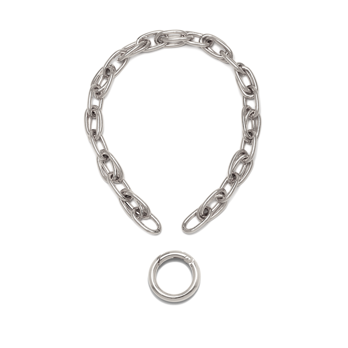 Los plata Everly Every-Other collar de JAREDJAMIN Joyería Online is arranged en un semi-circle con its ends apart, y a separate detachable clasp is centered below them, all set against a fondo blanco.