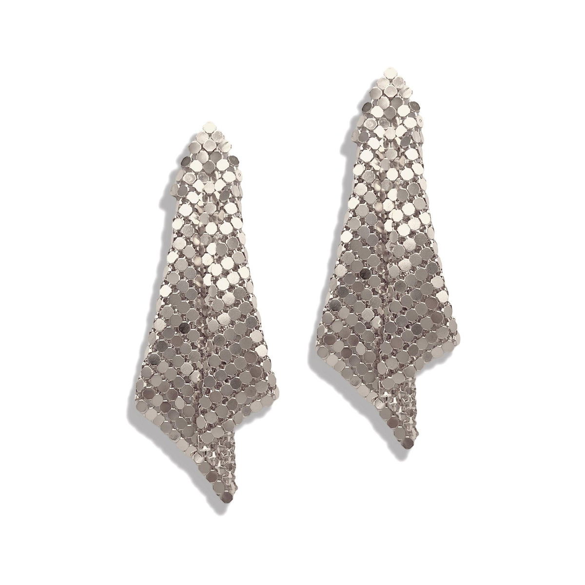 Los Fazzoletto Chainmail Post pendientes de JAREDJAMIN Joyería Online presentan plata-tone, flat disc links en un flexible triangular mesh design for an asymmetrical, shimmering look that catches the light.