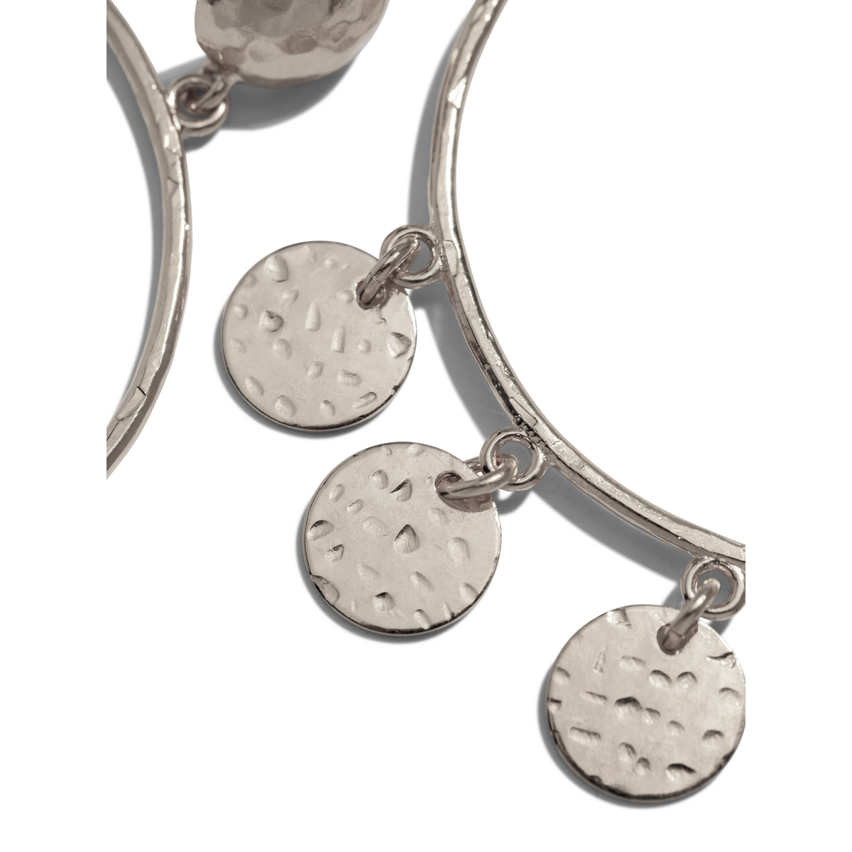 primer plano of JAREDJAMIN Joyería Online’s plata Fortuna Chandelier pendientes—artesanal con three hammered, sparkling round dijes that beautifully reflect light sobre un plain fondo blanco.