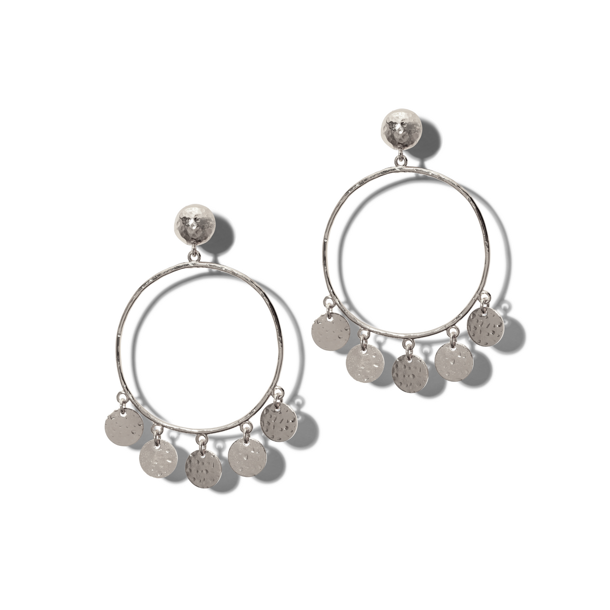 Los plata Fortuna Chandelier pendientes de JAREDJAMIN Joyería Online presentan plata plate hammered aros con pendiente de botón backs y five texturizado colgante discs para un bohemian look, casting subtle shadows sobre un fondo blanco.