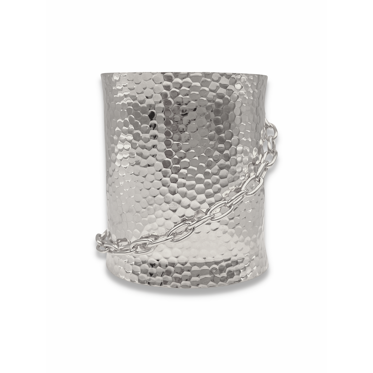 Les Galilea texturé manchette bracelet par JAREDJAMIN Bijoux en Ligne features a wide, argent hammered manchette avec a brillant finish et a chunky chaîne sash draped around its slightly curved, texturé surface. Photographed sur un plain fond blanc.