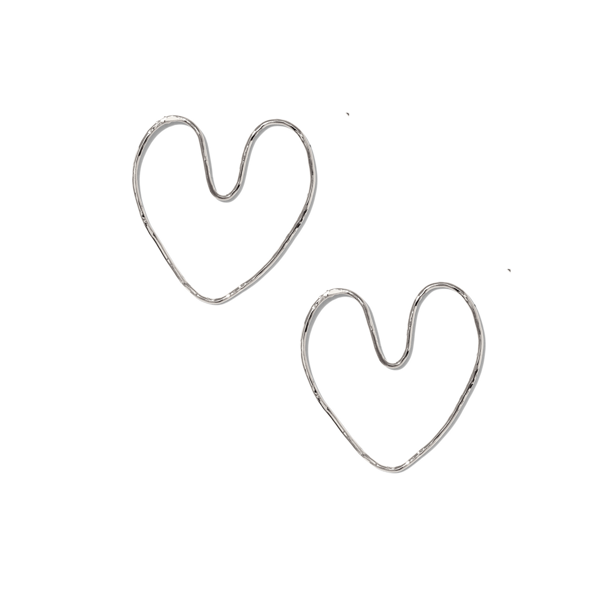 Two シルバー Large Fluttering ハート イヤリング JAREDJAMIN製 ジュエリーオンライン feature smooth, ハンドメイド シルバー plate wire forming open hearts の上の plain 白い背景, spaced diagonallyとsimilar in size.