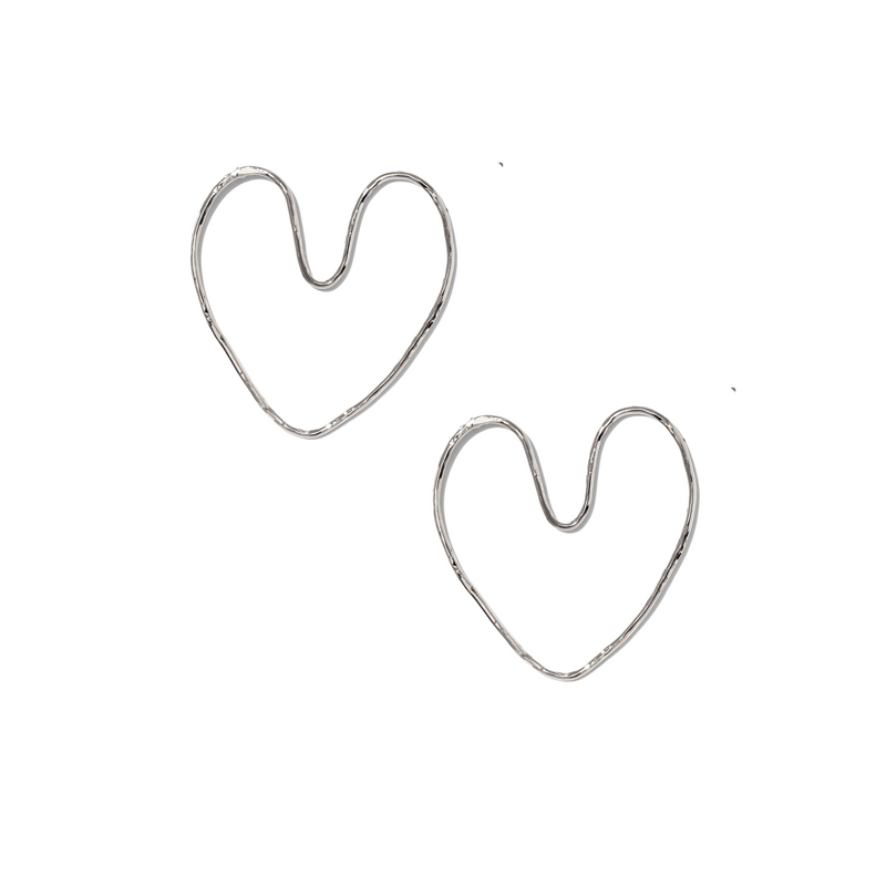 Two plata Large Fluttering Heart pendientes de JAREDJAMIN Joyería Online presentan smooth, hecho a mano plata plate wire forming open hearts sobre un plain fondo blanco, spaced diagonally y similar in size.