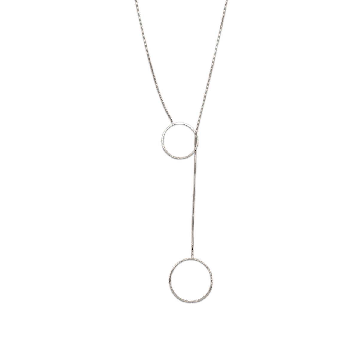 Lindy Y-ネックレス JAREDJAMIN製 ジュエリーオンライン is a ミニマリスト, tarnish-resistant 18K lariat 特徴とする two open circles linked by a 繊細な チェーン, standing out elegantly against a plain 白い背景.