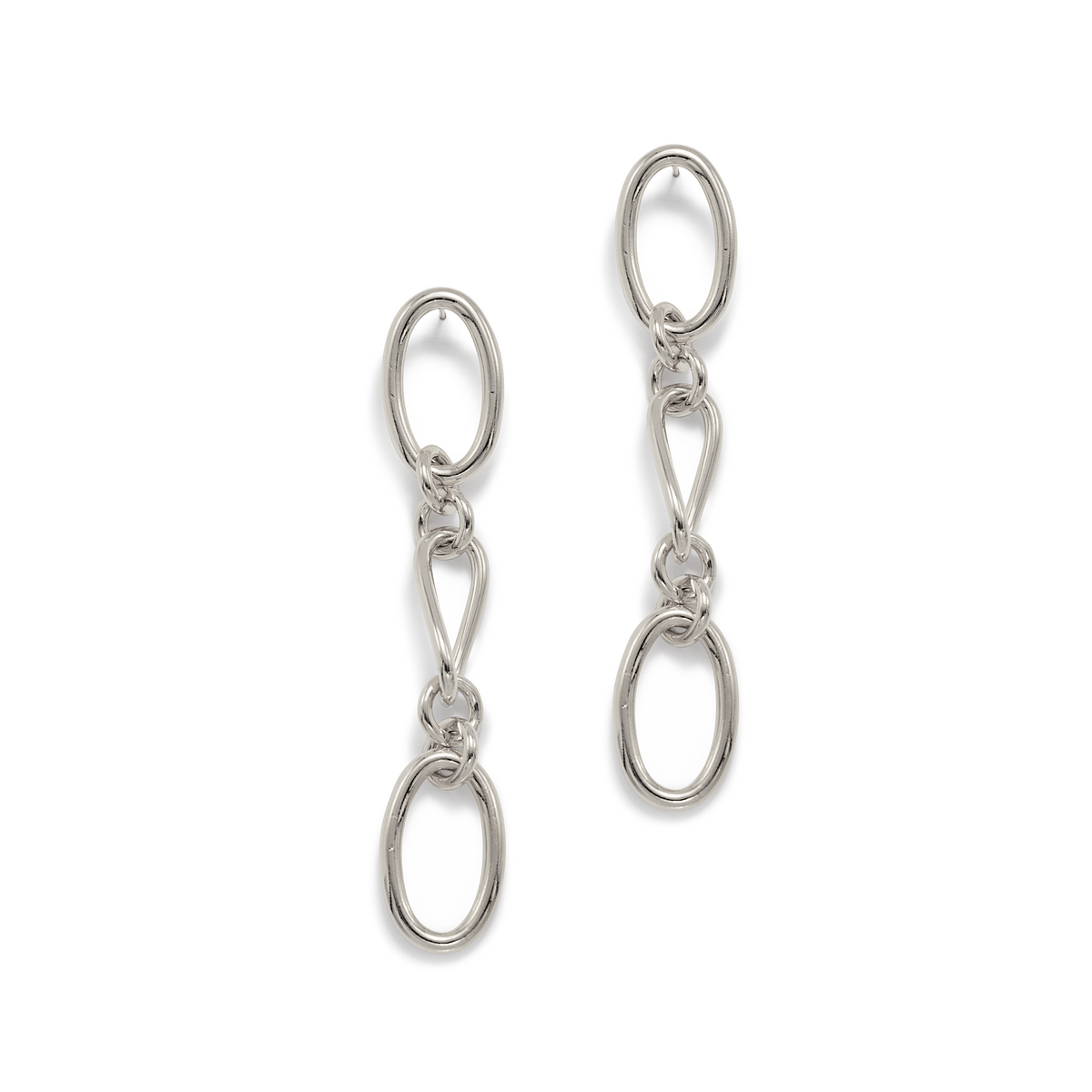 Los plata Ophelia cadena Dangle Post pendientes de JAREDJAMIN Joyería Online presentan three interlinked open oval y triangle-shaped loops en un modern geometric design, shown against a plain fondo blanco.