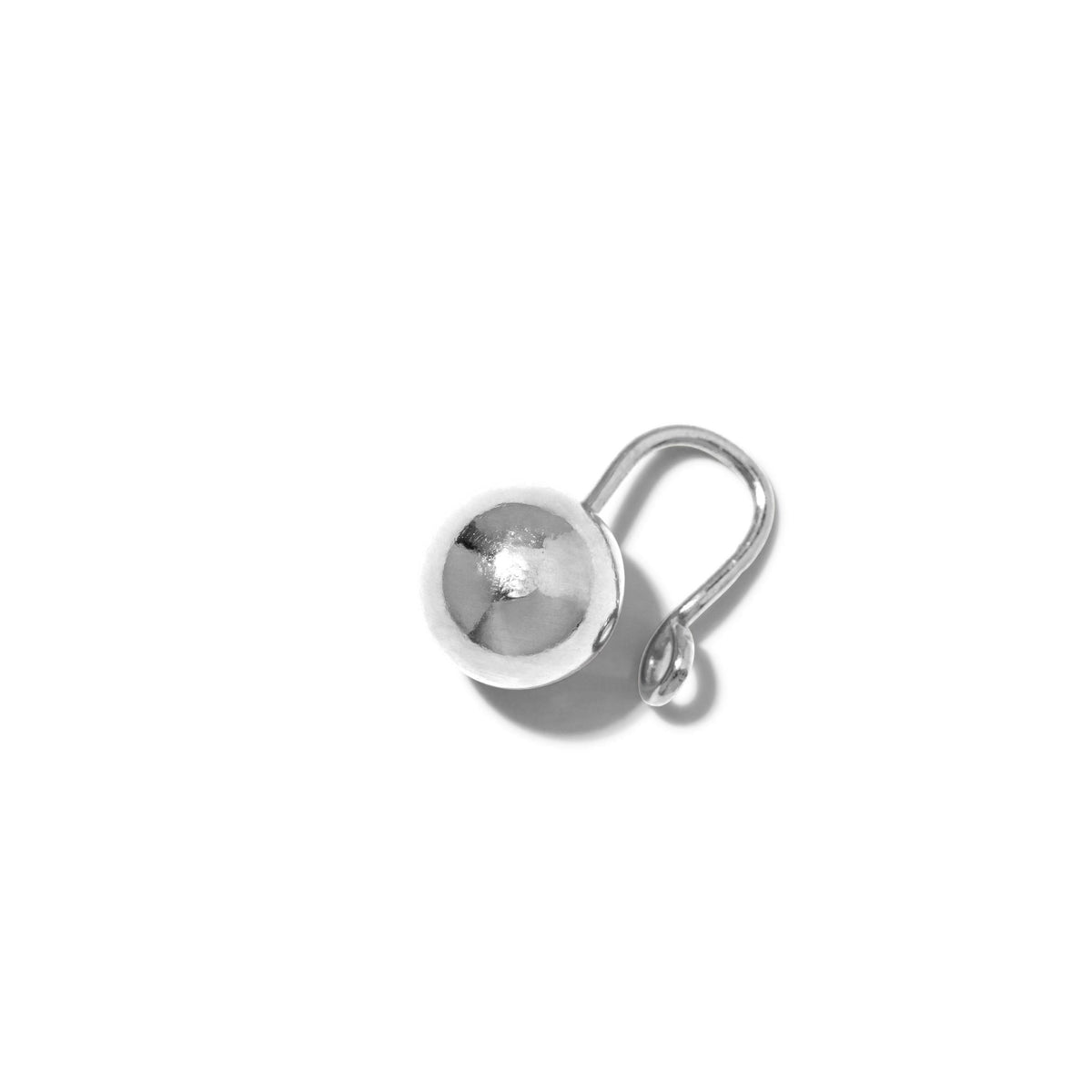 Los plata Orbita Ear puño pendiente de JAREDJAMIN Joyería Online features a brillante, plata, dome-shaped unisex design con a smooth reflective surface y curved clip back, exhibido sobre a plain fondo blanco.